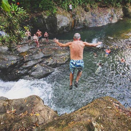 Blick auf eine Ausflugsgruppe beim Tagesausflug Abwechslungsreiche Wasserfall-Tour