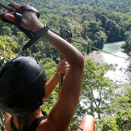 Staunen Sie über die spektakuläre Aussicht, die Ihnen das Ziplining im Dschungel Costa Ricas bietet