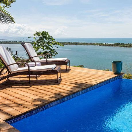 Costa Rica Strandunterkunft Buchtpanorama Ausblick vom Pool über eine weite Bucht des Pazifiks