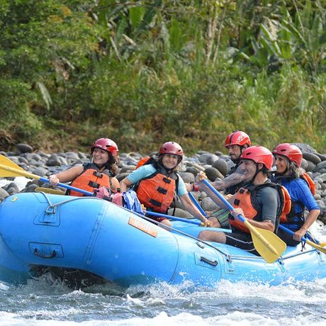 Rafting auf dem Fluss Pacuare III-IV 08 Blick auf eine Ausflugsgruppe beim Rafting auf dem Fluss Pacuare III-IV