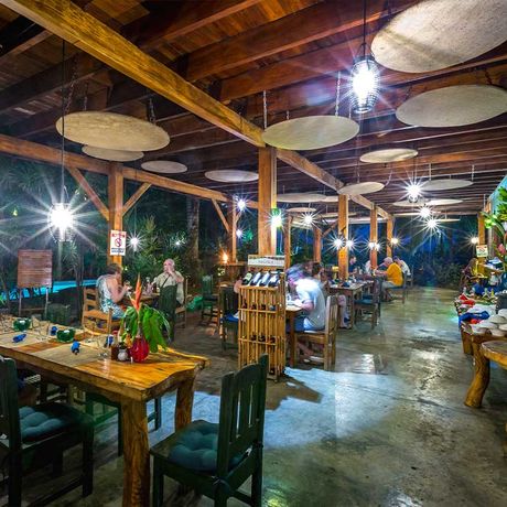 Blick in das Restaurant der Strandunterkunft Banana Azul