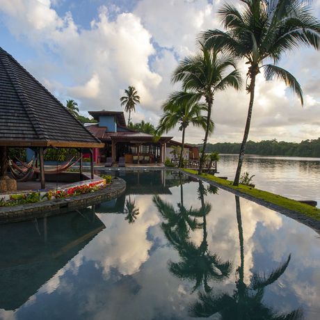 Costa Rica Resort Flusspanorama Ausblick vom Pool über den Fluss