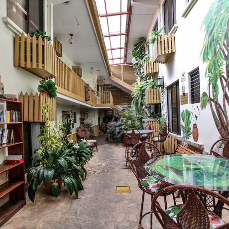 Hotel Adventure Inn Tische Blick auf Tische