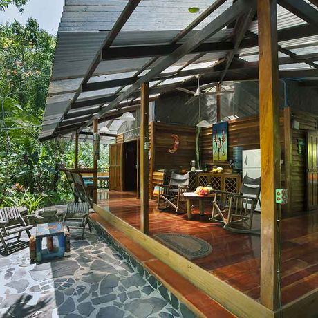 Ökolodge Congo Bongo Karibikbungalow 03 Sitzecke eines Karibikbungalows der Ökolodge Congo Bongo