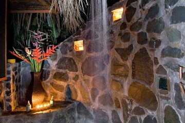 Pacuare Lodge Gartensuite Außedusche bei Nacht