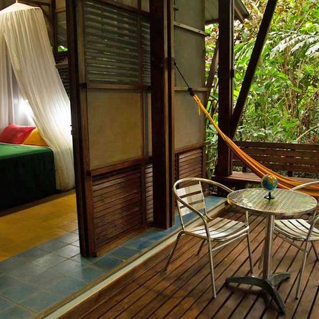 Blick auf den Balkon eines Zimmers der Bungalow + Cabina Kukula Lodge