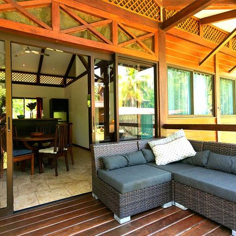Blick von der Veranda eines Bungalows der Strandunterkunft Kenaki Lodge 
