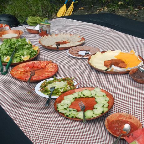 Eine Abfahrt mit dem Raft macht hungrig, daher gibt es köstliche Snacks bei einer Pause am Fluss.