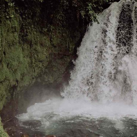 Blick auf Wasserfall mit Pool