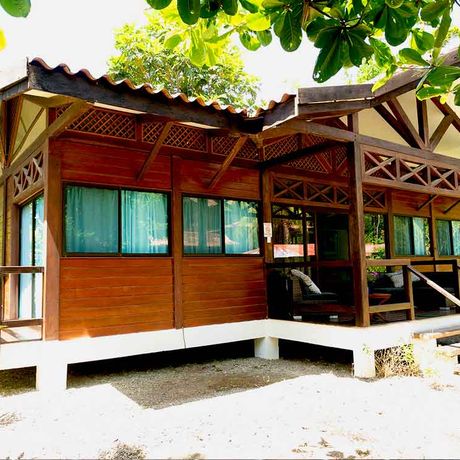 Blick auf einen großen Bungalow der Strandunterkunft Kenaki Lodge 