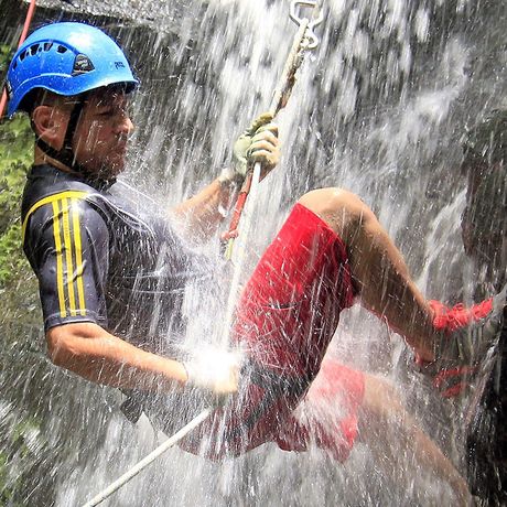 Beim sogenannten Rappelling spüren Sie das Adrenalin in Ihrem Körper. Zur Belohnung wartet ein kühles Bad im Naturbecken. 
