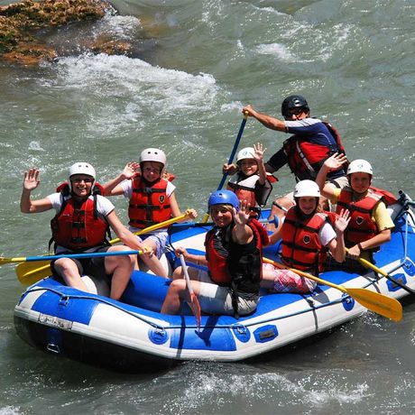 Familienrafting auf dem Fluss Pejibaye Klasse II-III 01 Blick auf eine Ausflugsgruppe beim Familienrafting auf dem Fluss Pejibaye Klasse II-III