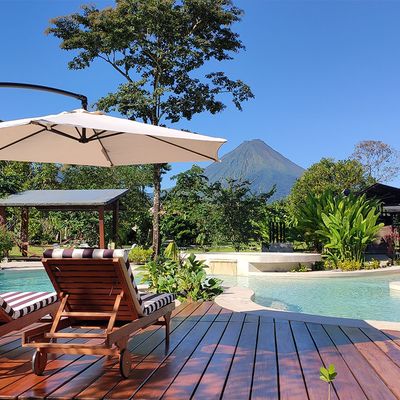 Arenal Glamping Pool Liegestühle