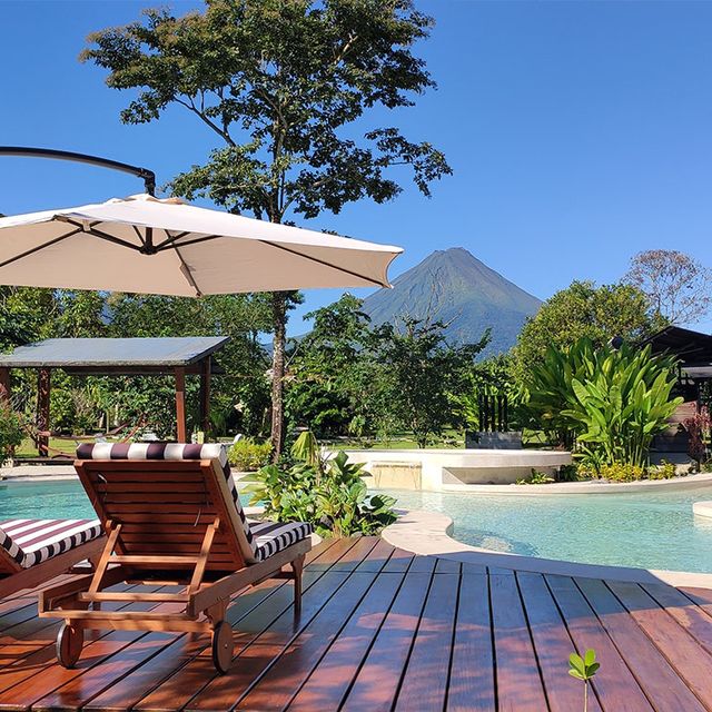 Arenal Glamping Pool Liegestühle