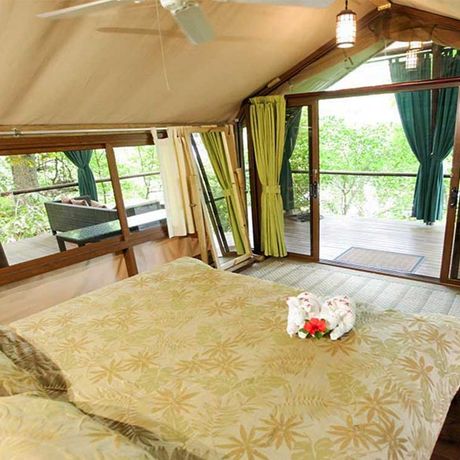 Resort Ylang Ylang Baumkronensuite 04 Blick auf ein Bett der Baumkronensuite des Resort Ylang Ylang