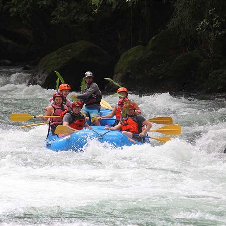 Rafting auf dem Fluss Pacuare III-IV 04 Blick auf eine Ausflugsgruppe beim Rafting auf dem Fluss Pacuare III-IV