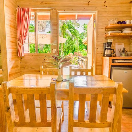 Blick auf den Koch- und Essbereich eines Dschungelbungalow Familie der Bungalows Mono Feliz