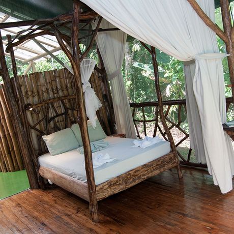 Dschungel-Lodge Danta Corcovado Bungalow 02 Blick auf das hölzerne Doppelbett im Bungalow der Duschungel-Lodge Danta Corcovado