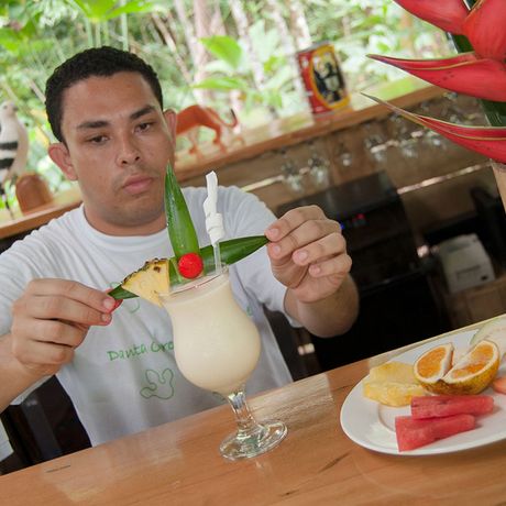 Dschungel-Lodge Danta Corcovado Essbereich 02 Mann mit Cocktail im Essbereich der Duschungel-Lodge Danta Corcovado
