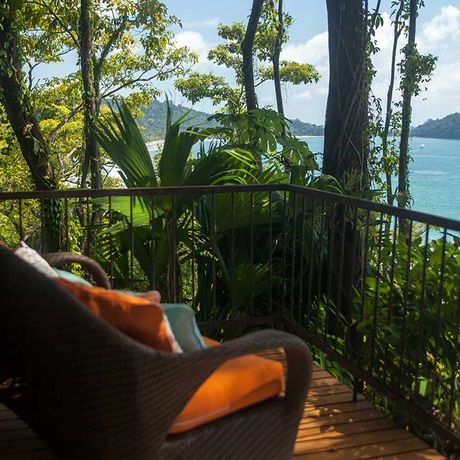 Costa Rica Resort Balkon Blick vom idyllischem Balkon auf den Pazifik, umrahmt von tropischem Grün