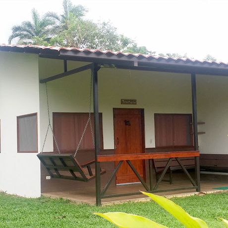 Bungalow Anita Rainforest Lodge Familienbungalow 05 Aussenansicht eines Familienbungalows in der Bungalow Anita Rainforest Lodge