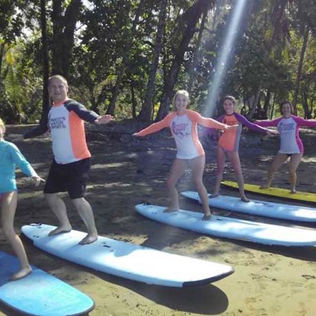Blick auf eine Surfgruppe beim Surfen am Strand von Manuel Antonio