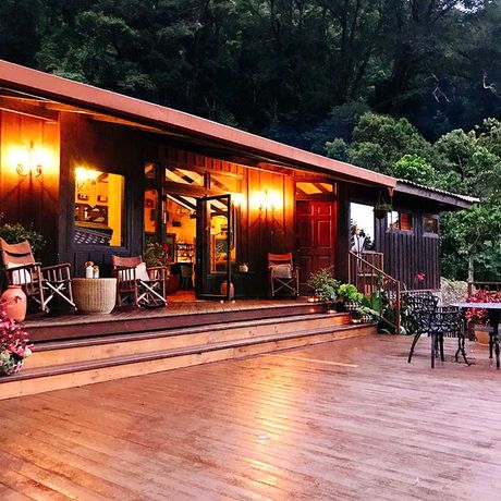 Bungalow Trogon Lodge Aussenansicht 18 Blick auf eine Terrasse der Bungalow Trogon Lodge
