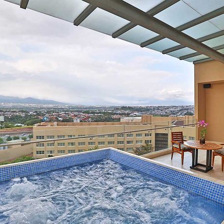 Blick auf den Whirlpool der Suite des Hotel Intercontinental