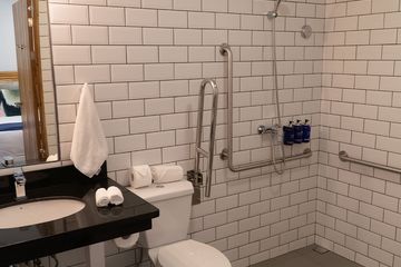 Hotel Nya Standardzimmer King Badezimmer