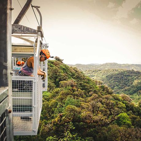 Blick auf eine Seilbahn beim Seilbahn-Ausflug in La Fortuna
