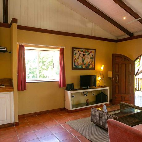 Blick auf den Wohnbereich der Suite der Strandunterkunft B&B El Encanto Inn