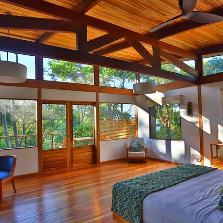 Schlafzimmer der Deluxe Villa der El Remanso Rainforest Wildlife Lodge