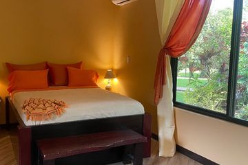 Finca Mei Tai Superiorzimmer Bett rot