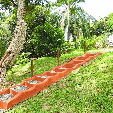 Blick in die Gartenanlage der Bungalows Diquis del Sur
