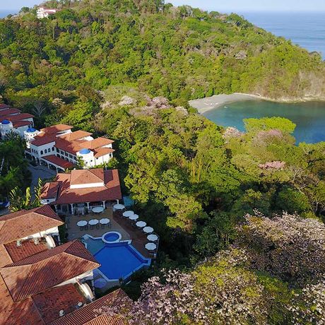Costa Rica Strandunterkunft natürliche Badebucht Ausblick von oben auf eine Strandunterkunft nahe einer natürlichen Badebucht