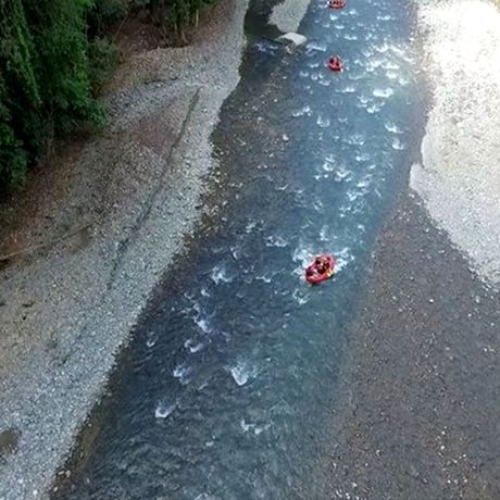 Freuen Sie sich auf rasante Stromschnellen im unberührten Regenwald – bei dieser Tour kommt Ihr Blut in Wallungen.