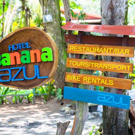 Blick auf einen Wegweiser der Strandunterkunft Banana Azul