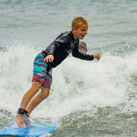 Blick auf ein surfendes Kind