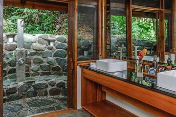 Pacuare Lodge Flussblick Suite Badezimmer mit Außendusche