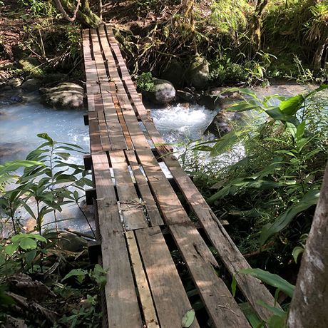 Manchmal müssen Sie Brücken passieren, um Flussläufe zu überqueren.