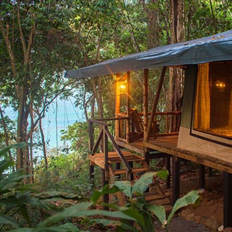Blick auf ein Berg-Camp der La Leona Eco Lodge