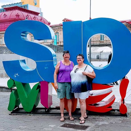 Blick auf zwei Frauen vor einer Skulptur beim Tagesausflug Geschichte und Alltag in San José