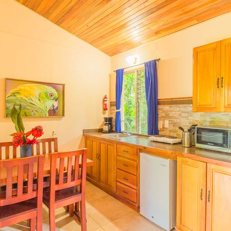 Blick auf den Koch- und Essbereich in der Villa der Bungalows Mono Feliz