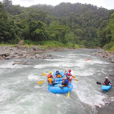 Rafting auf dem Fluss Pacuare III-IV 03 Blick auf eine Ausflugsgruppe beim Rafting auf dem Fluss Pacuare III-IV