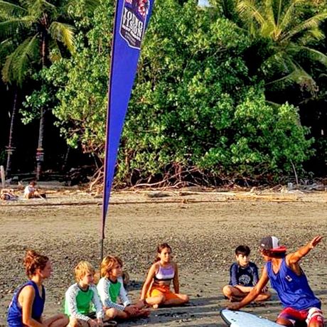 Surfinstruktionen Strand Montezuma Surfstinstruktion für Schüler am Strand bevor es ins Meer geht