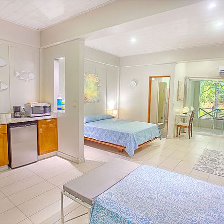 Blick auf die Betten und die Pantry Küche einer Suite des Boutique-Hotels Plaza Yara