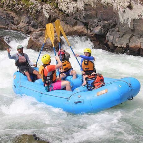 Rafting auf dem Fluss Pacuare III-IV 05 Blick auf eine Ausflugsgruppe beim Rafting auf dem Fluss Pacuare III-IV