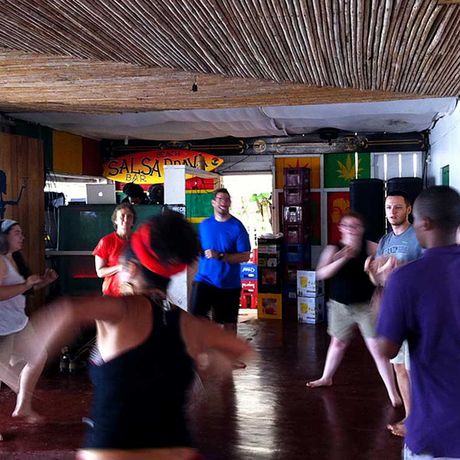 Karibische Rythmen während einer Tanzstunde in Puerto Viejo fühlen 