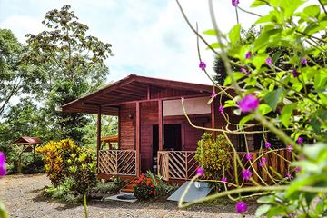 Cabañas-Don-Ramiro- Bungalow Eingang Blumen