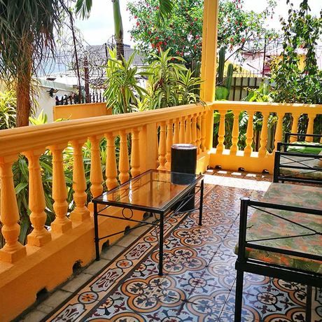 Casa-69-Terrasse Blick von der kolonial gestalteten Terrasse ins Grün des Gartens.
